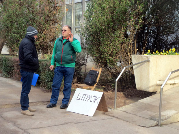 ШТРАЈКУЈЕ ИСПРЕД ОПШТИНЕ: Комшијски пси му терају купце цвећа !